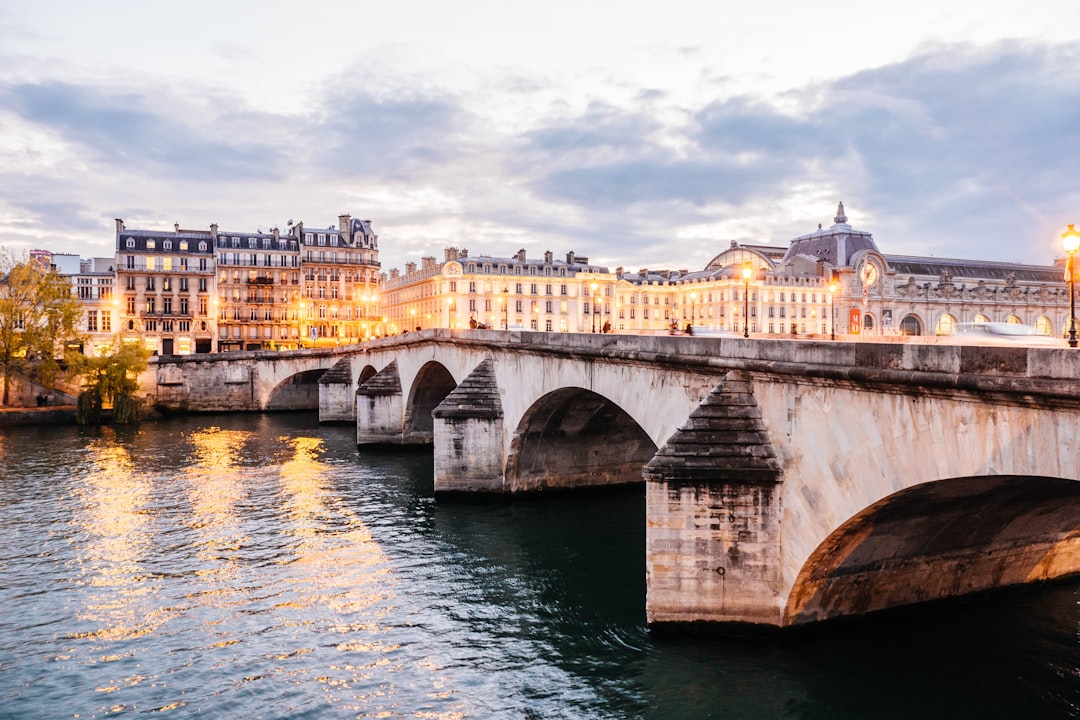 Astuces pour financer ses voyages en France sans se ruiner